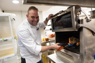 El chef José Aguado Sada, en su cocina del Restaurante Topero