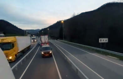 Un despiste provocó este miércoles que unos turistas circularan marcha atrás por la N-121-A, en Sunbilla. Un camionero se encontró al turismo de frente y le ayudó, marcando una velocidad adecuada, a retomar la circulación correcta.
