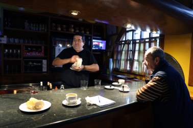 José Antonio Zubieta, de 58 años, propietario del bar, sirve a Miguel José Huarte.