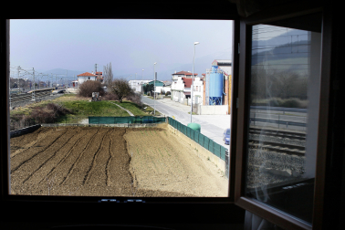 Ventana por la que Javier, entonces de 5 años, vio desaparecer el tre