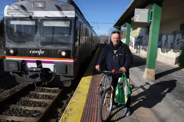 José Mari Olasagarre, de 72 años, espera con su bicicleta al tren regional que se dirige a Pamplona.
