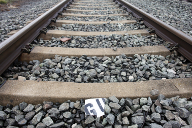 Parte del nombre del Intercity siniestrado en 1997 en Uharte Arakil quedó en la vía tras el accidente y lo guardaron de recuerdo.