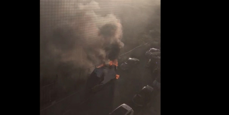 La furgoneta en la que se encontraba el hombre se ha incendiado