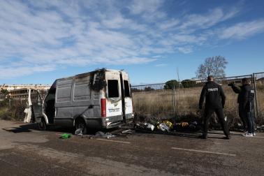 La furgoneta se ha incendiado y ha fallecido el hombre que la ocupaba.