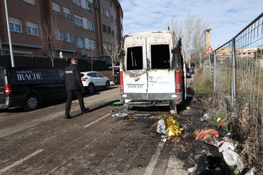 La furgoneta se ha incendiado y ha fallecido el hombre que la ocupaba.