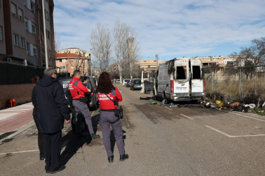 La furgoneta se ha incendiado y ha fallecido el hombre que la ocupaba.