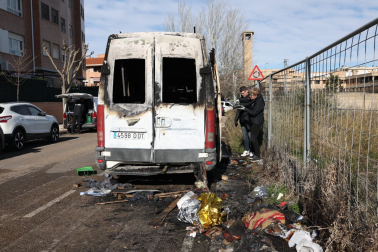 La furgoneta se ha incendiado y ha fallecido el hombre que la ocupaba.