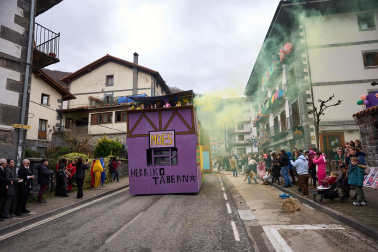 Color, disfraces, alegría y cleebración durante el desfile de las carrozas este domingo, 25 de enero, en Leitza