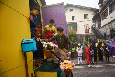 Color, disfraces, alegría y cleebración durante el desfile de las carrozas este domingo, 25 de enero, en Leitza