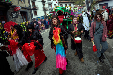 Color, disfraces, alegría y cleebración durante el desfile de las carrozas este domingo, 25 de enero, en Leitza