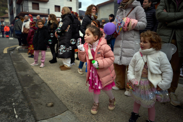 Color, disfraces, alegría y cleebración durante el desfile de las carrozas este domingo, 25 de enero, en Leitza