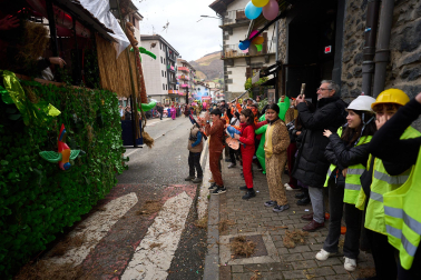 Color, disfraces, alegría y cleebración durante el desfile de las carrozas este domingo, 25 de enero, en Leitza