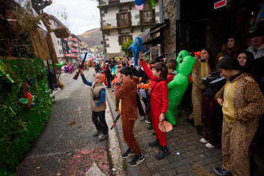 Color, disfraces, alegría y cleebración durante el desfile de las carrozas este domingo, 25 de enero, en Leitza