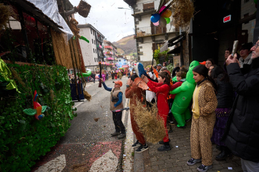 Color, disfraces, alegría y cleebración durante el desfile de las carrozas este domingo, 25 de enero, en Leitza