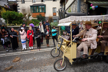 Color, disfraces, alegría y cleebración durante el desfile de las carrozas este domingo, 25 de enero, en Leitza