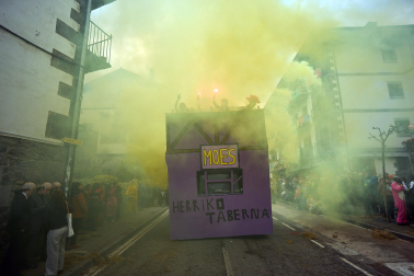 Color, disfraces, alegría y cleebración durante el desfile de las carrozas este domingo, 25 de enero, en Leitza