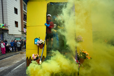Color, disfraces, alegría y cleebración durante el desfile de las carrozas este domingo, 25 de enero, en Leitza