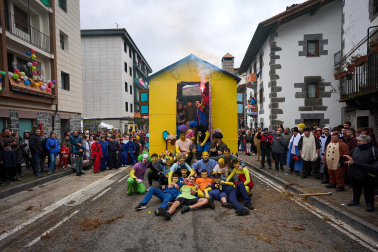 Color, disfraces, alegría y cleebración durante el desfile de las carrozas este domingo, 25 de enero, en Leitza