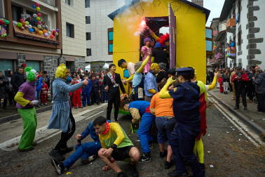 Color, disfraces, alegría y cleebración durante el desfile de las carrozas este domingo, 25 de enero, en Leitza
