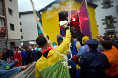 Color, disfraces, alegría y cleebración durante el desfile de las carrozas este domingo, 25 de enero, en Leitza