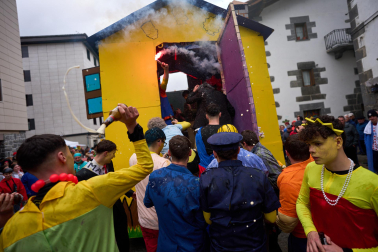 Color, disfraces, alegría y cleebración durante el desfile de las carrozas este domingo, 25 de enero, en Leitza