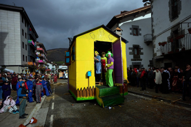 Color, disfraces, alegría y cleebración durante el desfile de las carrozas este domingo, 25 de enero, en Leitza