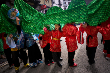 Color, disfraces, alegría y cleebración durante el desfile de las carrozas este domingo, 25 de enero, en Leitza