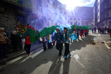 Color, disfraces, alegría y cleebración durante el desfile de las carrozas este domingo, 25 de enero, en Leitza