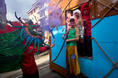 Color, disfraces, alegría y cleebración durante el desfile de las carrozas este domingo, 25 de enero, en Leitza
