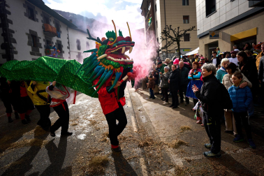 Color, disfraces, alegría y cleebración durante el desfile de las carrozas este domingo, 25 de enero, en Leitza