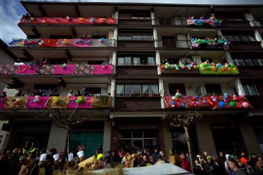Color, disfraces, alegría y cleebración durante el desfile de las carrozas este domingo, 25 de enero, en Leitza