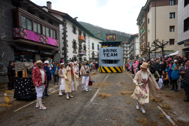 Color, disfraces, alegría y cleebración durante el desfile de las carrozas este domingo, 25 de enero, en Leitza