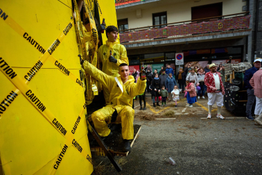 Color, disfraces, alegría y cleebración durante el desfile de las carrozas este domingo, 25 de enero, en Leitza