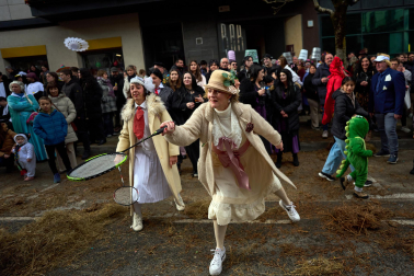 Color, disfraces, alegría y cleebración durante el desfile de las carrozas este domingo, 25 de enero, en Leitza