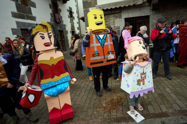Color, disfraces, alegría y cleebración durante el desfile de las carrozas este domingo, 25 de enero, en Leitza