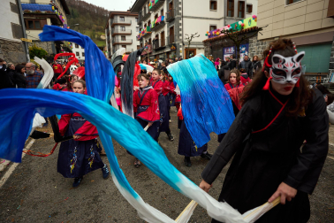 Color, disfraces, alegría y cleebración durante el desfile de las carrozas este domingo, 25 de enero, en Leitza