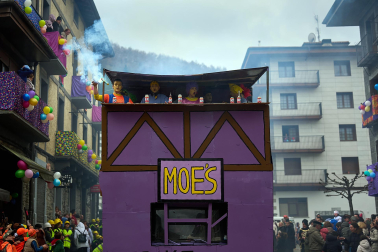 Color, disfraces, alegría y cleebración durante el desfile de las carrozas este domingo, 25 de enero, en Leitza