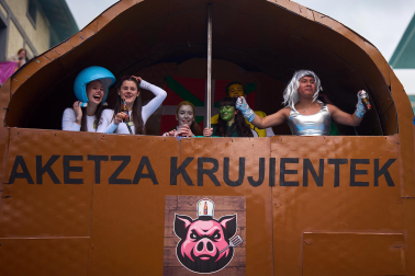Color, disfraces, alegría y cleebración durante el desfile de las carrozas este domingo, 25 de enero, en Leitza
