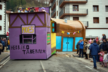 Color, disfraces, alegría y cleebración durante el desfile de las carrozas este domingo, 25 de enero, en Leitza