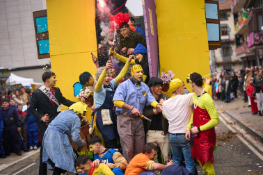 Color, disfraces, alegría y cleebración durante el desfile de las carrozas este domingo, 25 de enero, en Leitza