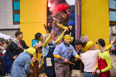 Color, disfraces, alegría y cleebración durante el desfile de las carrozas este domingo, 25 de enero, en Leitza