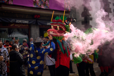 Color, disfraces, alegría y cleebración durante el desfile de las carrozas este domingo, 25 de enero, en Leitza