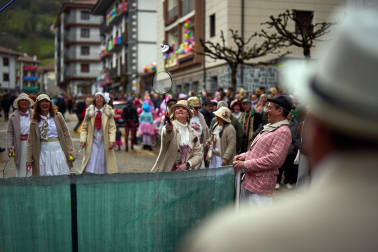 Color, disfraces, alegría y cleebración durante el desfile de las carrozas este domingo, 25 de enero, en Leitza