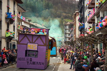 Color, disfraces, alegría y cleebración durante el desfile de las carrozas este domingo, 25 de enero, en Leitza