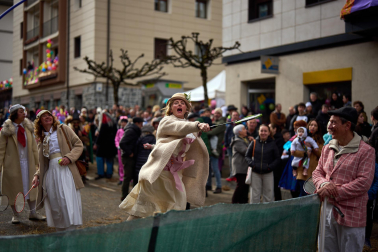 Color, disfraces, alegría y cleebración durante el desfile de las carrozas este domingo, 25 de enero, en Leitza
