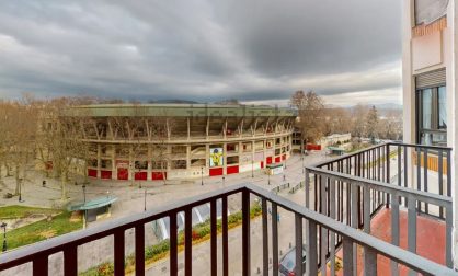Balcón con vistas a la plaza de toros desde el número 9 de la calle Emilio Arrieta
