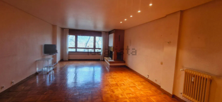 Gran salón con chimenea en el piso disponible en el primer portal de la calle Arrieta
