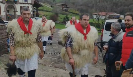 Vídeo de la salida de un primer grupo de joaldunak en el barrio de Aurtitz, de Ituren