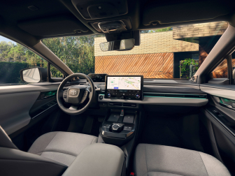 La cabina del Toyota C-HR+ Electric incluye una pantalla multimedia de 14 pulgadas