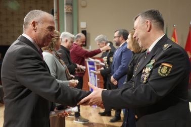 Luis Herranz recibe un detalle de parte de Manuel Jesús del Collado Vivares, jefe de la Policía en Navarra, durante el homenaje